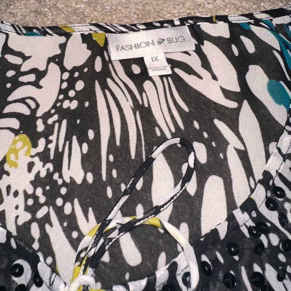Fashion Bug bold abstract print smocked elastic around the waist. Size 1X - Picture 4 of 10